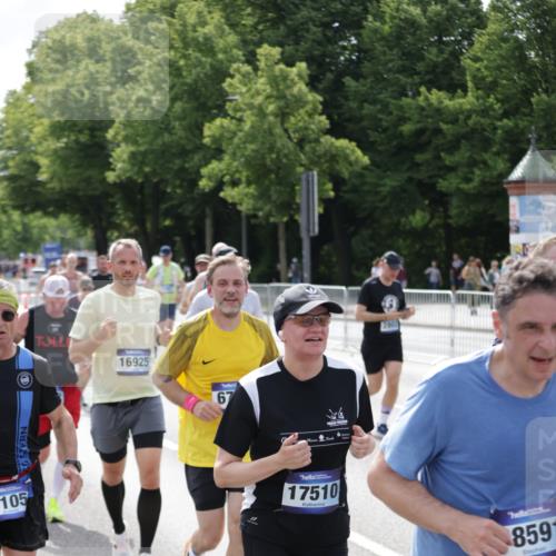 29.06.2025 - hella hamburg halbmarathon Jannik Wohlers http://msf.ph/oto/8160360 29.06.2025 10:18:38 Lombardsbrücke 1349, 1718, 1755, 2096, 2802, 3026, 3105, 3118, 3631, 4718, 4845, 5034, 5098, 5266, 5323, 6194, 6249, 6413, 6477, 6482, 6736, 7051, 7252, 8780, 9270, 9272, 9549, 9652, 9756, 9757, 10037, 10467, 10816, 11602, 11743, 12619, 12621, 13204, 13464, 13544, 14236, 14353, 14966, 15594, 15657, 16168, 16490, 16925, 17030, 17166, 17238, 17294, 17386, 17490, 17510, 17548, 17571, 17736, 17737, 18002, 18217, 18519, 18568, 18591, 19010 meine-sportfotos.de