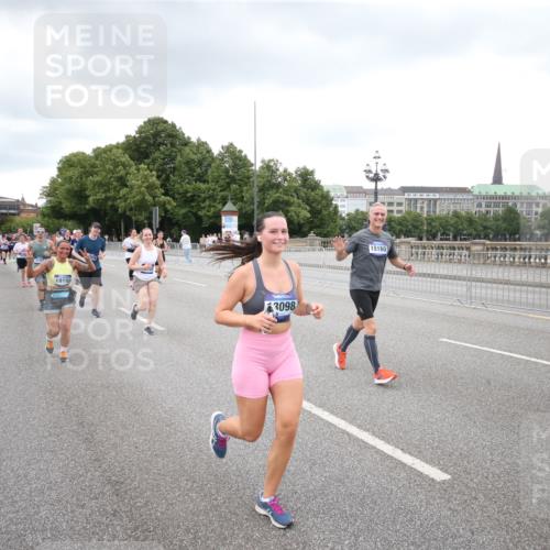 29.06.2025 - hella hamburg halbmarathon Jannik Wohlers http://msf.ph/oto/8160376 29.06.2025 10:54:55 Lombardsbrücke 1013, 1917, 2090, 2452, 3115, 3157, 3577, 4039, 4628, 5040, 5483, 6395, 6396, 6944, 7219, 7680, 7766, 8403, 8519, 10458, 10885, 11109, 11737, 13098, 13230, 14515, 14651, 14727, 15152, 15160, 15581, 15782, 15843, 16385, 16533, 17396, 19199 meine-sportfotos.de