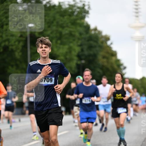 29.06.2025 - hella hamburg halbmarathon Dr. Thomas Lammeyer http://msf.ph/oto/8160377 29.06.2025 10:08:33 Kennedybrücke 1161, 1367, 1377, 1674, 2011, 3413, 3488, 4146, 4488, 4904, 5354, 5365, 5976, 6706, 6709, 8217, 10213, 10756, 10962 meine-sportfotos.de