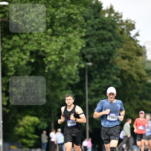 29.06.2025 - hella hamburg halbmarathon Dr. Thomas Lammeyer http://msf.ph/oto/8160383 29.06.2025 09:44:22 Kennedybrücke 2459, 4128, 7963, 9442, 10234 meine-sportfotos.de