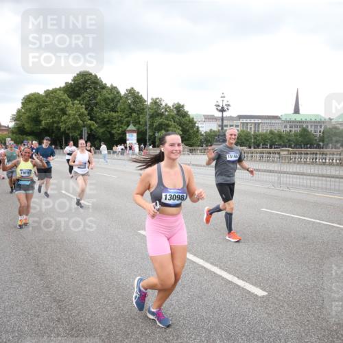29.06.2025 - hella hamburg halbmarathon Jannik Wohlers http://msf.ph/oto/8160390 29.06.2025 10:54:55 Lombardsbrücke 1013, 1917, 2090, 2452, 3115, 3157, 3577, 4039, 4628, 5040, 5483, 6395, 6396, 6944, 7219, 7680, 7766, 8403, 8519, 10458, 10885, 11109, 11737, 13098, 13230, 14515, 14651, 14727, 15152, 15160, 15581, 15782, 15843, 16385, 16533, 17396, 19199 meine-sportfotos.de