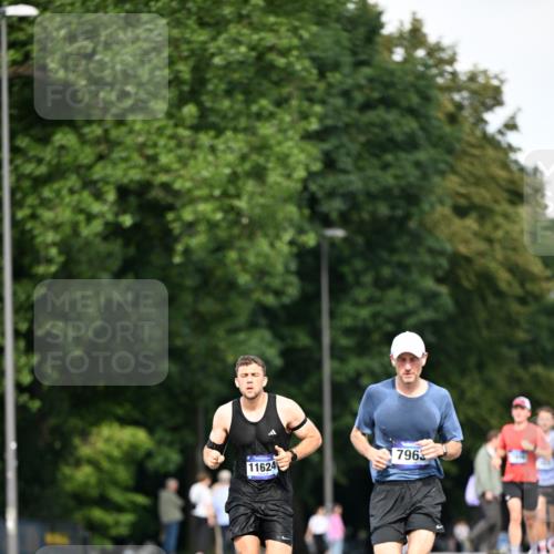 29.06.2025 - hella hamburg halbmarathon Dr. Thomas Lammeyer http://msf.ph/oto/8160394 29.06.2025 09:44:22 Kennedybrücke 2459, 4128, 7963, 9442, 10234 meine-sportfotos.de