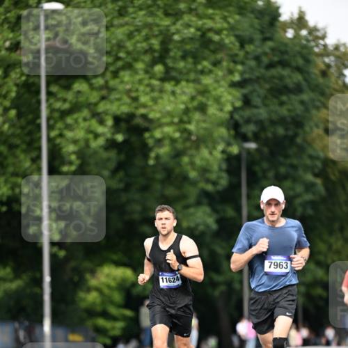 29.06.2025 - hella hamburg halbmarathon Dr. Thomas Lammeyer http://msf.ph/oto/8160433 29.06.2025 09:44:22 Kennedybrücke 2459, 4128, 7963, 9442, 10234 meine-sportfotos.de