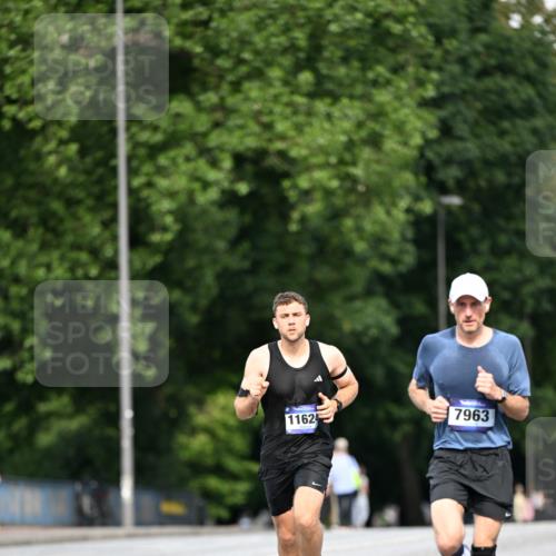 29.06.2025 - hella hamburg halbmarathon Dr. Thomas Lammeyer http://msf.ph/oto/8160457 29.06.2025 09:44:22 Kennedybrücke 2459, 4128, 7963, 9442, 10234 meine-sportfotos.de