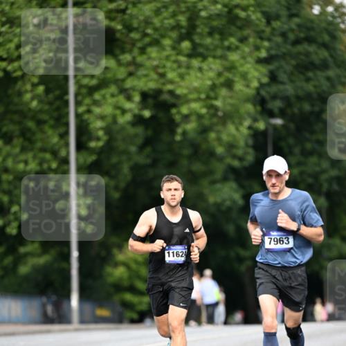 29.06.2025 - hella hamburg halbmarathon Dr. Thomas Lammeyer http://msf.ph/oto/8160466 29.06.2025 09:44:23 Kennedybrücke 2459, 4128, 7963, 9442, 10234 meine-sportfotos.de