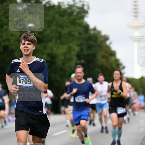 29.06.2025 - hella hamburg halbmarathon Dr. Thomas Lammeyer http://msf.ph/oto/8160479 29.06.2025 10:08:33 Kennedybrücke 1161, 1367, 1377, 1674, 2011, 3413, 3488, 4146, 4488, 4904, 5354, 5365, 5976, 6706, 6709, 8217, 10213, 10756, 10962 meine-sportfotos.de
