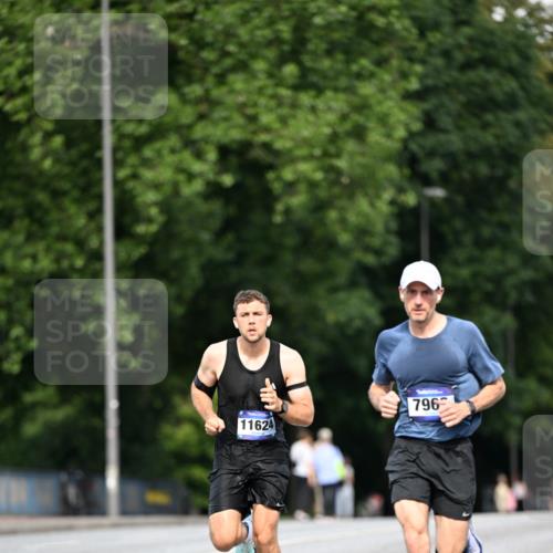 29.06.2025 - hella hamburg halbmarathon Dr. Thomas Lammeyer http://msf.ph/oto/8160485 29.06.2025 09:44:23 Kennedybrücke 2459, 4128, 7963, 9442, 10234 meine-sportfotos.de