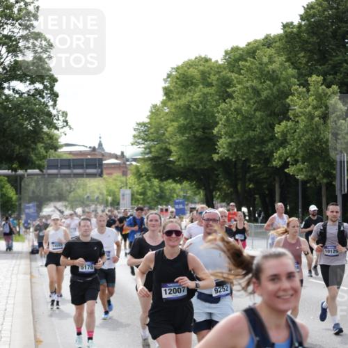 29.06.2025 - hella hamburg halbmarathon Jannik Wohlers http://msf.ph/oto/8160487 29.06.2025 10:18:51 Lombardsbrücke 1718, 1755, 2311, 2589, 2802, 2812, 2895, 3118, 4722, 5034, 5080, 5098, 5178, 5429, 6249, 6477, 6482, 6542, 7143, 8575, 8761, 8778, 9252, 9652, 9756, 10039, 10124, 10129, 10966, 11081, 11247, 11602, 12007, 12619, 12621, 12741, 13180, 13424, 13544, 13781, 13984, 14000, 14593, 15594, 15780, 15802, 15817, 16142, 16168, 16490, 16613, 16631, 17166, 17187, 17294, 17721, 17736, 17737, 18151 meine-sportfotos.de