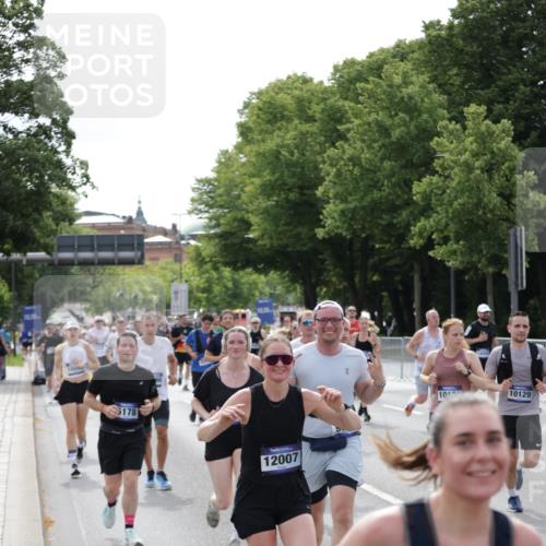 29.06.2025 - hella hamburg halbmarathon Jannik Wohlers http://msf.ph/oto/8160511 29.06.2025 10:18:51 Lombardsbrücke 1718, 1755, 2311, 2589, 2802, 2812, 2895, 3118, 4722, 5034, 5080, 5098, 5178, 5429, 6249, 6477, 6482, 6542, 7143, 8575, 8761, 8778, 9252, 9652, 9756, 10039, 10124, 10129, 10966, 11081, 11247, 11602, 12007, 12619, 12621, 12741, 13180, 13424, 13544, 13781, 13984, 14000, 14593, 15594, 15780, 15802, 15817, 16142, 16168, 16490, 16613, 16631, 17166, 17187, 17294, 17721, 17736, 17737, 18151 meine-sportfotos.de
