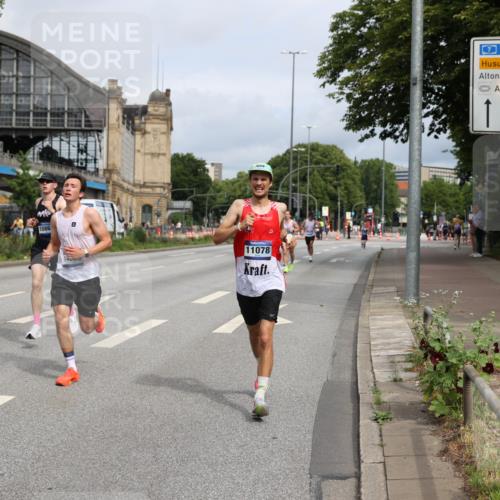 29.06.2025 - hella hamburg halbmarathon Yannick Fuchs http://msf.ph/oto/8160545 29.06.2025 10:20:30 20KM 1271, 2483, 8376, 10867, 11078, 11994, 12067, 13913, 14113, 14836, 15483, 16484 meine-sportfotos.de