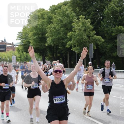 29.06.2025 - hella hamburg halbmarathon Jannik Wohlers http://msf.ph/oto/8160560 29.06.2025 10:18:52 Lombardsbrücke 1332, 1718, 1755, 2311, 2589, 2795, 2802, 2812, 2895, 4722, 5034, 5080, 5098, 5178, 5429, 6249, 6477, 6482, 6542, 7143, 8575, 8761, 8778, 9252, 9652, 10039, 10124, 10129, 10966, 11081, 11247, 11602, 12007, 12619, 12621, 12741, 13180, 13424, 13544, 13781, 13984, 14000, 14593, 15594, 15780, 15802, 15817, 16142, 16168, 16490, 16613, 16631, 16951, 16952, 17187, 17721, 17736, 17737, 18151 meine-sportfotos.de