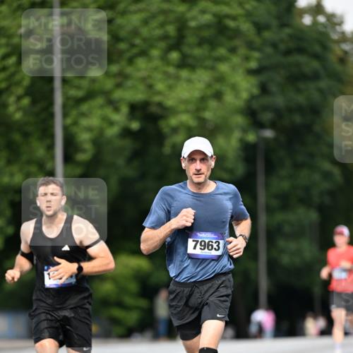 29.06.2025 - hella hamburg halbmarathon Dr. Thomas Lammeyer http://msf.ph/oto/8160565 29.06.2025 09:44:24 Kennedybrücke 2459, 4128, 7963, 9442, 10234 meine-sportfotos.de