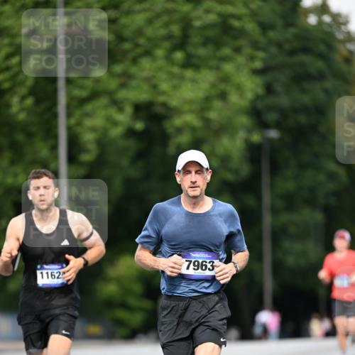 29.06.2025 - hella hamburg halbmarathon Dr. Thomas Lammeyer http://msf.ph/oto/8160577 29.06.2025 09:44:24 Kennedybrücke 2459, 4128, 7963, 9442, 10234 meine-sportfotos.de