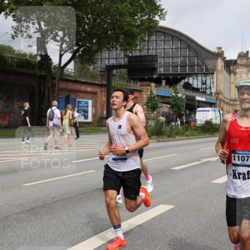 29.06.2025 - hella hamburg halbmarathon Yannick Fuchs http://msf.ph/oto/8160578 29.06.2025 10:20:30 20KM 1271, 2483, 8376, 10867, 11078, 11994, 12067, 13913, 14113, 14836, 15483, 16484 meine-sportfotos.de