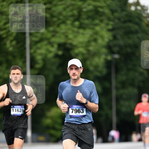 29.06.2025 - hella hamburg halbmarathon Dr. Thomas Lammeyer http://msf.ph/oto/8160590 29.06.2025 09:44:24 Kennedybrücke 2459, 4128, 7963, 9442, 10234 meine-sportfotos.de