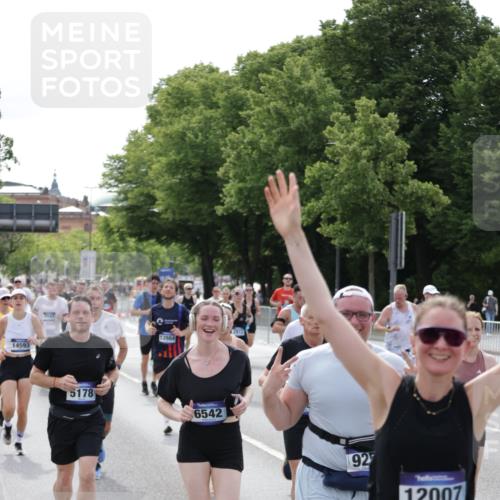 29.06.2025 - hella hamburg halbmarathon Jannik Wohlers http://msf.ph/oto/8160609 29.06.2025 10:18:53 Lombardsbrücke 1332, 1718, 1755, 2311, 2589, 2795, 2812, 2895, 4722, 5034, 5080, 5098, 5178, 5429, 6477, 6482, 6542, 7143, 8575, 8761, 8778, 9252, 9652, 10039, 10124, 10129, 10966, 11081, 11247, 12007, 12619, 12621, 12741, 13180, 13424, 13544, 13781, 13984, 14000, 14245, 14593, 15594, 15780, 15802, 15817, 16142, 16168, 16490, 16613, 16631, 16951, 16952, 17187, 17721, 17736, 17737, 18151 meine-sportfotos.de
