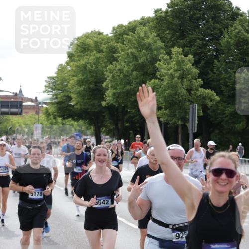 29.06.2025 - hella hamburg halbmarathon Jannik Wohlers http://msf.ph/oto/8160618 29.06.2025 10:18:53 Lombardsbrücke 1332, 1718, 1755, 2311, 2589, 2795, 2812, 2895, 4722, 5034, 5080, 5098, 5178, 5429, 6477, 6482, 6542, 7143, 8575, 8761, 8778, 9252, 9652, 10039, 10124, 10129, 10966, 11081, 11247, 12007, 12619, 12621, 12741, 13180, 13424, 13544, 13781, 13984, 14000, 14245, 14593, 15594, 15780, 15802, 15817, 16142, 16168, 16490, 16613, 16631, 16951, 16952, 17187, 17721, 17736, 17737, 18151 meine-sportfotos.de
