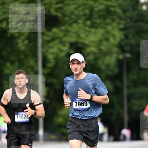 29.06.2025 - hella hamburg halbmarathon Dr. Thomas Lammeyer http://msf.ph/oto/8160629 29.06.2025 09:44:24 Kennedybrücke 2459, 4128, 7963, 9442, 10234 meine-sportfotos.de