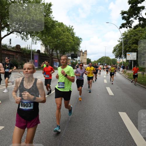29.06.2025 - hella hamburg halbmarathon Yannick Fuchs http://msf.ph/oto/8160632 29.06.2025 10:38:51 20KM 1057, 1220, 1391, 1468, 1782, 1902, 1941, 2365, 2402, 2415, 3004, 3021, 3098, 3305, 4310, 4691, 4991, 5231, 5476, 5884, 6903, 7191, 7322, 7710, 8722, 8928, 9159, 9444, 10193, 10596, 11469, 12159, 12554, 12711, 13123, 14351, 14667, 14816, 15185, 15225, 15233, 15280, 16316, 16506, 16893, 17097, 17406, 17729, 17748, 18560, 18806, 19207 meine-sportfotos.de