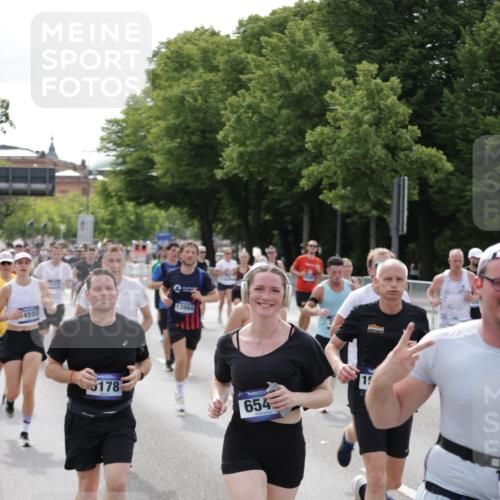 29.06.2025 - hella hamburg halbmarathon Jannik Wohlers http://msf.ph/oto/8160636 29.06.2025 10:18:53 Lombardsbrücke 1332, 1718, 1755, 2311, 2589, 2795, 2812, 2895, 4722, 5034, 5080, 5098, 5178, 5429, 6477, 6482, 6542, 7143, 8575, 8761, 8778, 9252, 9652, 10039, 10124, 10129, 10966, 11081, 11247, 12007, 12619, 12621, 12741, 13180, 13424, 13544, 13781, 13984, 14000, 14245, 14593, 15594, 15780, 15802, 15817, 16142, 16168, 16490, 16613, 16631, 16951, 16952, 17187, 17721, 17736, 17737, 18151 meine-sportfotos.de