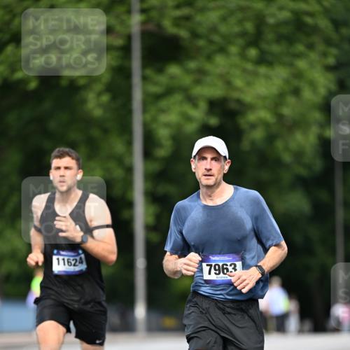 29.06.2025 - hella hamburg halbmarathon Dr. Thomas Lammeyer http://msf.ph/oto/8160652 29.06.2025 09:44:24 Kennedybrücke 2459, 4128, 7963, 9442, 10234 meine-sportfotos.de
