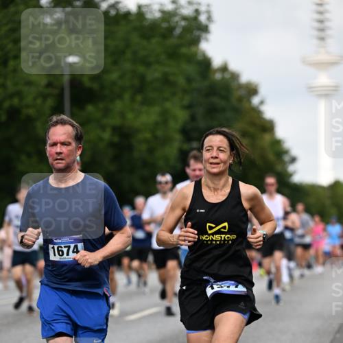 29.06.2025 - hella hamburg halbmarathon Dr. Thomas Lammeyer http://msf.ph/oto/8160669 29.06.2025 10:08:36 Kennedybrücke 1161, 1316, 1367, 1377, 1674, 2011, 3413, 3488, 4146, 4488, 4904, 5354, 5365, 5976, 6311, 6706, 6709, 8089, 8217, 10213, 10756, 10962 meine-sportfotos.de