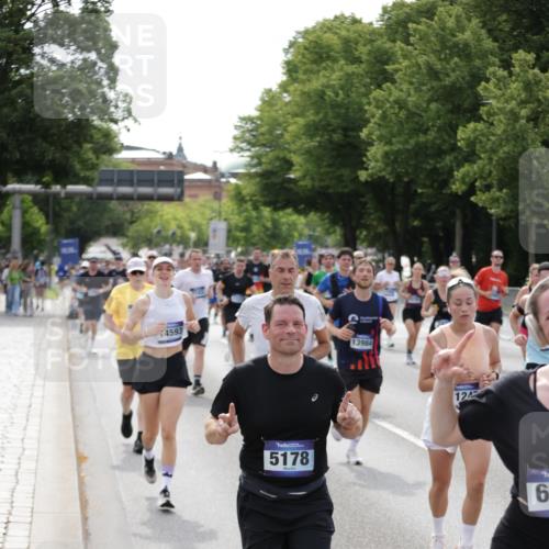 29.06.2025 - hella hamburg halbmarathon Jannik Wohlers http://msf.ph/oto/8160679 29.06.2025 10:18:54 Lombardsbrücke 1332, 1718, 1755, 2017, 2311, 2589, 2795, 2812, 2895, 4722, 5034, 5080, 5098, 5178, 5429, 6477, 6482, 6542, 7143, 8575, 8761, 8778, 9252, 9652, 9856, 10039, 10124, 10129, 10966, 11081, 11247, 12007, 12619, 12621, 12741, 13180, 13424, 13544, 13781, 13984, 14000, 14245, 14593, 15594, 15780, 15802, 15817, 16142, 16490, 16613, 16631, 16951, 16952, 17187, 17721, 17736, 17737, 18151, 18234, 18279 meine-sportfotos.de
