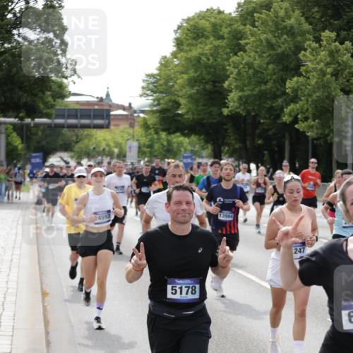 29.06.2025 - hella hamburg halbmarathon Jannik Wohlers http://msf.ph/oto/8160687 29.06.2025 10:18:54 Lombardsbrücke 1332, 1718, 1755, 2017, 2311, 2589, 2795, 2812, 2895, 4722, 5034, 5080, 5098, 5178, 5429, 6477, 6482, 6542, 7143, 8575, 8761, 8778, 9252, 9652, 9856, 10039, 10124, 10129, 10966, 11081, 11247, 12007, 12619, 12621, 12741, 13180, 13424, 13544, 13781, 13984, 14000, 14245, 14593, 15594, 15780, 15802, 15817, 16142, 16490, 16613, 16631, 16951, 16952, 17187, 17721, 17736, 17737, 18151, 18234, 18279 meine-sportfotos.de