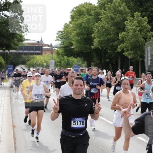 29.06.2025 - hella hamburg halbmarathon Jannik Wohlers http://msf.ph/oto/8160706 29.06.2025 10:18:54 Lombardsbrücke 1332, 1718, 1755, 2017, 2311, 2589, 2795, 2812, 2895, 4722, 5034, 5080, 5098, 5178, 5429, 6477, 6482, 6542, 7143, 8575, 8761, 8778, 9252, 9652, 9856, 10039, 10124, 10129, 10966, 11081, 11247, 12007, 12619, 12621, 12741, 13180, 13424, 13544, 13781, 13984, 14000, 14245, 14593, 15594, 15780, 15802, 15817, 16142, 16490, 16613, 16631, 16951, 16952, 17187, 17721, 17736, 17737, 18151, 18234, 18279 meine-sportfotos.de