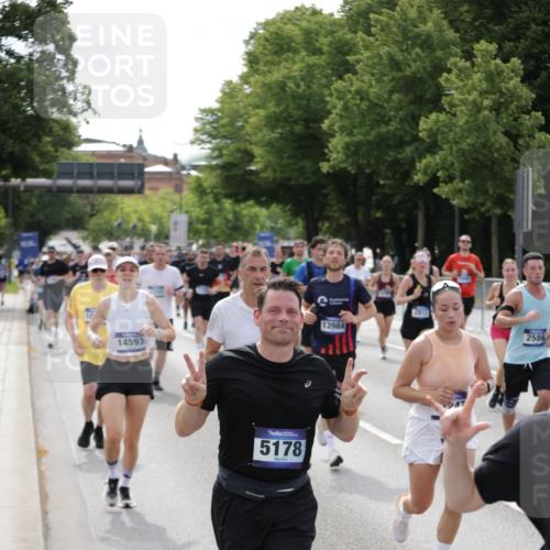 29.06.2025 - hella hamburg halbmarathon Jannik Wohlers http://msf.ph/oto/8160712 29.06.2025 10:18:54 Lombardsbrücke 1332, 1718, 1755, 2017, 2311, 2589, 2795, 2812, 2895, 4722, 5034, 5080, 5098, 5178, 5429, 6477, 6482, 6542, 7143, 8575, 8761, 8778, 9252, 9652, 9856, 10039, 10124, 10129, 10966, 11081, 11247, 12007, 12619, 12621, 12741, 13180, 13424, 13544, 13781, 13984, 14000, 14245, 14593, 15594, 15780, 15802, 15817, 16142, 16490, 16613, 16631, 16951, 16952, 17187, 17721, 17736, 17737, 18151, 18234, 18279 meine-sportfotos.de