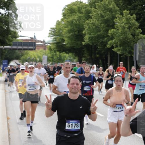 29.06.2025 - hella hamburg halbmarathon Jannik Wohlers http://msf.ph/oto/8160718 29.06.2025 10:18:54 Lombardsbrücke 1332, 1718, 1755, 2017, 2311, 2589, 2795, 2812, 2895, 4722, 5034, 5080, 5098, 5178, 5429, 6477, 6482, 6542, 7143, 8575, 8761, 8778, 9252, 9652, 9856, 10039, 10124, 10129, 10966, 11081, 11247, 12007, 12619, 12621, 12741, 13180, 13424, 13544, 13781, 13984, 14000, 14245, 14593, 15594, 15780, 15802, 15817, 16142, 16490, 16613, 16631, 16951, 16952, 17187, 17721, 17736, 17737, 18151, 18234, 18279 meine-sportfotos.de