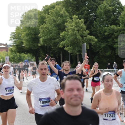 29.06.2025 - hella hamburg halbmarathon Jannik Wohlers http://msf.ph/oto/8160744 29.06.2025 10:18:55 Lombardsbrücke 1332, 1708, 1718, 1755, 2017, 2311, 2589, 2795, 2812, 2895, 4722, 5034, 5080, 5098, 5178, 5429, 5449, 6477, 6482, 6542, 7143, 8575, 8761, 8778, 9252, 9652, 9856, 10039, 10124, 10129, 10966, 11081, 11247, 12007, 12619, 12621, 12696, 12741, 13180, 13424, 13544, 13781, 13984, 14000, 14245, 14593, 15594, 15780, 15802, 15817, 16142, 16490, 16613, 16631, 16951, 16952, 17187, 17721, 18053, 18151, 18234, 18279 meine-sportfotos.de