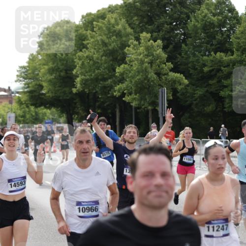 29.06.2025 - hella hamburg halbmarathon Jannik Wohlers http://msf.ph/oto/8160756 29.06.2025 10:18:55 Lombardsbrücke 1332, 1708, 1718, 1755, 2017, 2311, 2589, 2795, 2812, 2895, 4722, 5034, 5080, 5098, 5178, 5429, 5449, 6477, 6482, 6542, 7143, 8575, 8761, 8778, 9252, 9652, 9856, 10039, 10124, 10129, 10966, 11081, 11247, 12007, 12619, 12621, 12696, 12741, 13180, 13424, 13544, 13781, 13984, 14000, 14245, 14593, 15594, 15780, 15802, 15817, 16142, 16490, 16613, 16631, 16951, 16952, 17187, 17721, 18053, 18151, 18234, 18279 meine-sportfotos.de