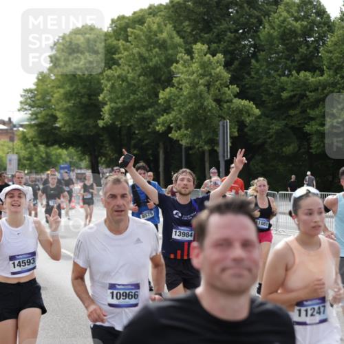 29.06.2025 - hella hamburg halbmarathon Jannik Wohlers http://msf.ph/oto/8160768 29.06.2025 10:18:55 Lombardsbrücke 1332, 1708, 1718, 1755, 2017, 2311, 2589, 2795, 2812, 2895, 4722, 5034, 5080, 5098, 5178, 5429, 5449, 6477, 6482, 6542, 7143, 8575, 8761, 8778, 9252, 9652, 9856, 10039, 10124, 10129, 10966, 11081, 11247, 12007, 12619, 12621, 12696, 12741, 13180, 13424, 13544, 13781, 13984, 14000, 14245, 14593, 15594, 15780, 15802, 15817, 16142, 16490, 16613, 16631, 16951, 16952, 17187, 17721, 18053, 18151, 18234, 18279 meine-sportfotos.de