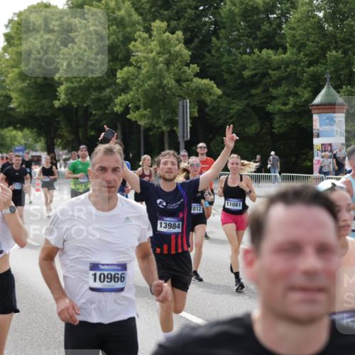 29.06.2025 - hella hamburg halbmarathon Jannik Wohlers http://msf.ph/oto/8160773 29.06.2025 10:18:56 Lombardsbrücke 1332, 1708, 1755, 2017, 2311, 2589, 2795, 2812, 2895, 4722, 5034, 5080, 5098, 5178, 5429, 5449, 6477, 6482, 6542, 7143, 8537, 8575, 8761, 8778, 9252, 9652, 9856, 10039, 10124, 10129, 10966, 11081, 11247, 12007, 12619, 12621, 12696, 12741, 13180, 13424, 13544, 13781, 13984, 14000, 14245, 14593, 15594, 15780, 15802, 15817, 16142, 16490, 16613, 16631, 16951, 16952, 17187, 17721, 18053, 18151, 18234, 18279 meine-sportfotos.de