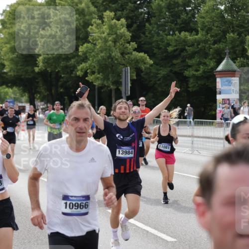 29.06.2025 - hella hamburg halbmarathon Jannik Wohlers http://msf.ph/oto/8160793 29.06.2025 10:18:56 Lombardsbrücke 1332, 1708, 1755, 2017, 2311, 2589, 2795, 2812, 2895, 4722, 5034, 5080, 5098, 5178, 5429, 5449, 6477, 6482, 6542, 7143, 8537, 8575, 8761, 8778, 9252, 9652, 9856, 10039, 10124, 10129, 10966, 11081, 11247, 12007, 12619, 12621, 12696, 12741, 13180, 13424, 13544, 13781, 13984, 14000, 14245, 14593, 15594, 15780, 15802, 15817, 16142, 16490, 16613, 16631, 16951, 16952, 17187, 17721, 18053, 18151, 18234, 18279 meine-sportfotos.de
