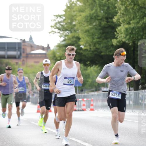 29.06.2025 - hella hamburg halbmarathon Jannik Wohlers http://msf.ph/oto/8160794 29.06.2025 09:39:44 Lombardsbrücke 35, 52, 53, 2144, 2659, 3720, 9255, 10650, 14717, 14933, 16120, 19075 meine-sportfotos.de