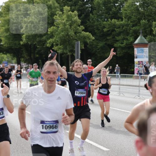 29.06.2025 - hella hamburg halbmarathon Jannik Wohlers http://msf.ph/oto/8160798 29.06.2025 10:18:56 Lombardsbrücke 1332, 1708, 1755, 2017, 2311, 2589, 2795, 2812, 2895, 4722, 5034, 5080, 5098, 5178, 5429, 5449, 6477, 6482, 6542, 7143, 8537, 8575, 8761, 8778, 9252, 9652, 9856, 10039, 10124, 10129, 10966, 11081, 11247, 12007, 12619, 12621, 12696, 12741, 13180, 13424, 13544, 13781, 13984, 14000, 14245, 14593, 15594, 15780, 15802, 15817, 16142, 16490, 16613, 16631, 16951, 16952, 17187, 17721, 18053, 18151, 18234, 18279 meine-sportfotos.de