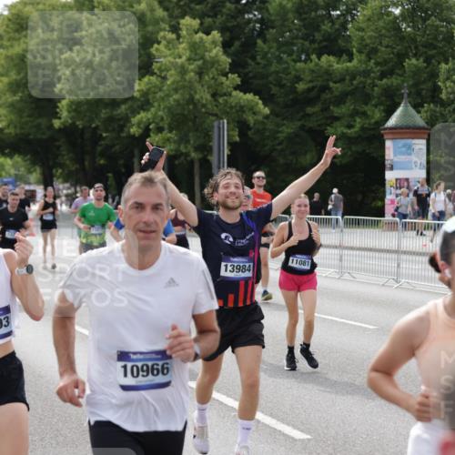 29.06.2025 - hella hamburg halbmarathon Jannik Wohlers http://msf.ph/oto/8160807 29.06.2025 10:18:56 Lombardsbrücke 1332, 1708, 1755, 2017, 2311, 2589, 2795, 2812, 2895, 4722, 5034, 5080, 5098, 5178, 5429, 5449, 6477, 6482, 6542, 7143, 8537, 8575, 8761, 8778, 9252, 9652, 9856, 10039, 10124, 10129, 10966, 11081, 11247, 12007, 12619, 12621, 12696, 12741, 13180, 13424, 13544, 13781, 13984, 14000, 14245, 14593, 15594, 15780, 15802, 15817, 16142, 16490, 16613, 16631, 16951, 16952, 17187, 17721, 18053, 18151, 18234, 18279 meine-sportfotos.de