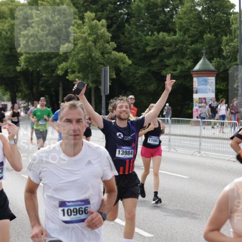 29.06.2025 - hella hamburg halbmarathon Jannik Wohlers http://msf.ph/oto/8160820 29.06.2025 10:18:56 Lombardsbrücke 1332, 1708, 1755, 2017, 2311, 2589, 2795, 2812, 2895, 4722, 5034, 5080, 5098, 5178, 5429, 5449, 6477, 6482, 6542, 7143, 8537, 8575, 8761, 8778, 9252, 9652, 9856, 10039, 10124, 10129, 10966, 11081, 11247, 12007, 12619, 12621, 12696, 12741, 13180, 13424, 13544, 13781, 13984, 14000, 14245, 14593, 15594, 15780, 15802, 15817, 16142, 16490, 16613, 16631, 16951, 16952, 17187, 17721, 18053, 18151, 18234, 18279 meine-sportfotos.de