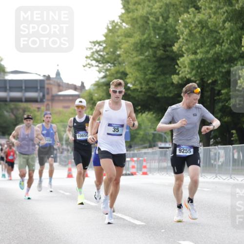 29.06.2025 - hella hamburg halbmarathon Jannik Wohlers http://msf.ph/oto/8160826 29.06.2025 09:39:44 Lombardsbrücke 35, 52, 53, 2144, 2659, 3720, 9255, 10650, 14717, 14933, 16120, 19075 meine-sportfotos.de