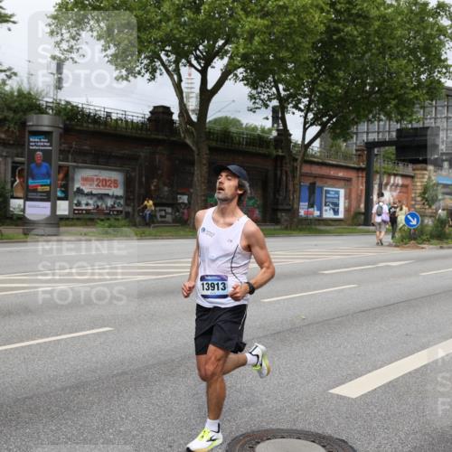 29.06.2025 - hella hamburg halbmarathon Yannick Fuchs http://msf.ph/oto/8160828 29.06.2025 10:20:37 20KM 1271, 2483, 4338, 8376, 11994, 12067, 13913, 15483 meine-sportfotos.de