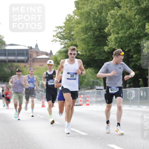 29.06.2025 - hella hamburg halbmarathon Jannik Wohlers http://msf.ph/oto/8160846 29.06.2025 09:39:44 Lombardsbrücke 35, 52, 53, 2144, 2659, 3720, 9255, 10650, 14717, 14933, 16120, 19075 meine-sportfotos.de