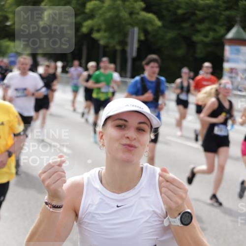 29.06.2025 - hella hamburg halbmarathon Jannik Wohlers http://msf.ph/oto/8160871 29.06.2025 10:18:57 Lombardsbrücke 1332, 1708, 2017, 2311, 2589, 2795, 2812, 2895, 2993, 4722, 5034, 5080, 5098, 5178, 5429, 5449, 6477, 6542, 6939, 7143, 8537, 8575, 8761, 8778, 9252, 9652, 9856, 10039, 10124, 10129, 10966, 11081, 11247, 12007, 12619, 12621, 12696, 12741, 13180, 13424, 13544, 13781, 13984, 14000, 14245, 14593, 14808, 14957, 15594, 15780, 15802, 15817, 16142, 16490, 16613, 16631, 16951, 16952, 17187, 17721, 18053, 18151, 18234, 18279 meine-sportfotos.de