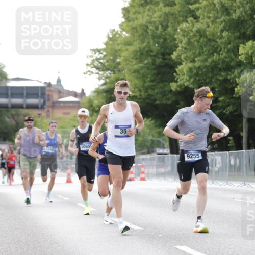 29.06.2025 - hella hamburg halbmarathon Jannik Wohlers http://msf.ph/oto/8160886 29.06.2025 09:39:45 Lombardsbrücke 35, 52, 53, 2144, 2659, 3720, 9255, 10650, 14717, 15495, 16120, 19075 meine-sportfotos.de