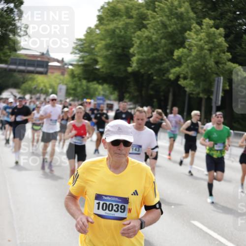 29.06.2025 - hella hamburg halbmarathon Jannik Wohlers http://msf.ph/oto/8160903 29.06.2025 10:18:58 Lombardsbrücke 1332, 1708, 2017, 2311, 2589, 2795, 2812, 2895, 2993, 2995, 4722, 5080, 5178, 5429, 5449, 6542, 6939, 7143, 8537, 8575, 8761, 8778, 9252, 9856, 10039, 10124, 10129, 10966, 11081, 11247, 12007, 12619, 12621, 12696, 12741, 13180, 13424, 13544, 13567, 13781, 13984, 14000, 14245, 14593, 14808, 14957, 15780, 15802, 15817, 16142, 16490, 16613, 16631, 16951, 16952, 17187, 17721, 18053, 18151, 18234, 18279, 18686 meine-sportfotos.de