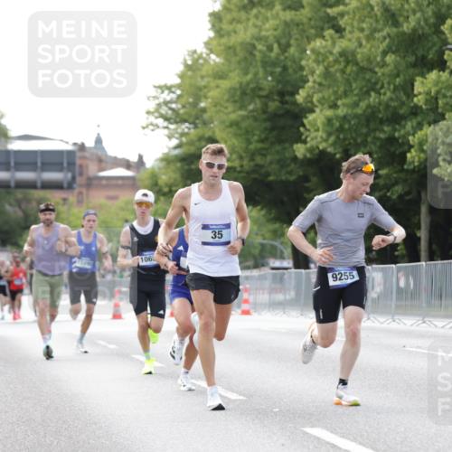 29.06.2025 - hella hamburg halbmarathon Jannik Wohlers http://msf.ph/oto/8160910 29.06.2025 09:39:45 Lombardsbrücke 35, 52, 53, 2144, 2659, 3720, 9255, 10650, 14717, 15495, 16120, 19075 meine-sportfotos.de