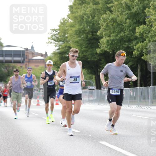29.06.2025 - hella hamburg halbmarathon Jannik Wohlers http://msf.ph/oto/8160939 29.06.2025 09:39:45 Lombardsbrücke 35, 52, 53, 2144, 2659, 3720, 9255, 10650, 14717, 15495, 16120, 19075 meine-sportfotos.de