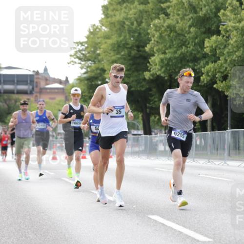29.06.2025 - hella hamburg halbmarathon Jannik Wohlers http://msf.ph/oto/8160962 29.06.2025 09:39:45 Lombardsbrücke 35, 52, 53, 2144, 2659, 3720, 9255, 10650, 14717, 15495, 16120, 19075 meine-sportfotos.de