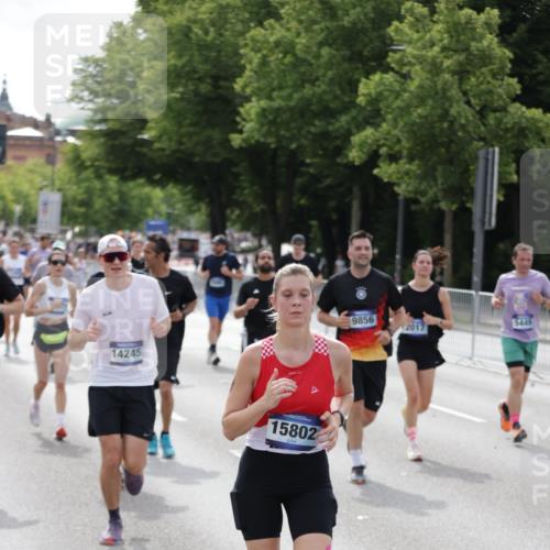 29.06.2025 - hella hamburg halbmarathon Jannik Wohlers http://msf.ph/oto/8160972 29.06.2025 10:19:00 Lombardsbrücke 1332, 1708, 2017, 2311, 2589, 2795, 2812, 2895, 2993, 2995, 4722, 5035, 5080, 5123, 5178, 5429, 5449, 6542, 6939, 7143, 8537, 8575, 8761, 8778, 9252, 9856, 10039, 10124, 10129, 10966, 11081, 11247, 12007, 12696, 12741, 13180, 13424, 13567, 13781, 13984, 14000, 14245, 14593, 14808, 14957, 15780, 15802, 15817, 16142, 16159, 16613, 16631, 16951, 16952, 17187, 17721, 18053, 18151, 18234, 18279, 18686, 18698 meine-sportfotos.de